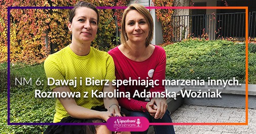 Dwie kobiety siedzą na murku, w tle jesienne liście. Na zdjęciu pojawia się tytuł odcinka: Dawaj i bierz spełniając marzenia innych