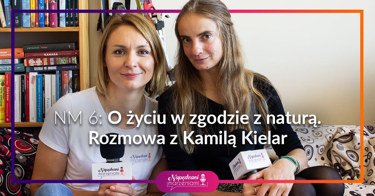 dwie kobiety ,Joanna Borucka i Kamila Kielar trzymają mikrofony. Rozmawiają o życiu w zgodzie z naturą