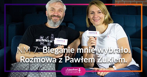 Kobieta i mężczyzna siedzą na kanapie i trzymają mikrofony, rozmawiają o bieganiu